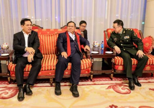 Menteri Pertahanan Prabowo Subianto (kiri) saat kunjungan ke Tiongkok, Minggu (15/12). Foto: Dok. KBRI Beijing