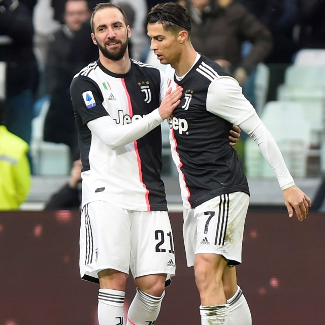 Pemain Juventus, Gonzalo Higuain dan Cristiano Ronaldo. Foto:  REUTERS/Massimo Pinca