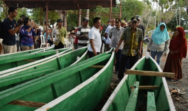 Pemkot Palu salurkan bantuan perahu kepada nelayan korban tsunami Palu. Foto: Dok. Humas Pemkot Palu