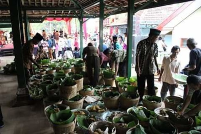 Persiapan Upacara Babad Dalan Giring di Desa Giring, Wonosari. Foto: Facebook/Info Budaya dan Seni Pariwisata DIY. 