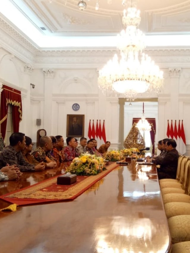 Pengurus PSSI bertemu dengan Presiden Jokowi di Istana Merdeka, Jakarta. Foto: Fahrian Saleh/kumparan