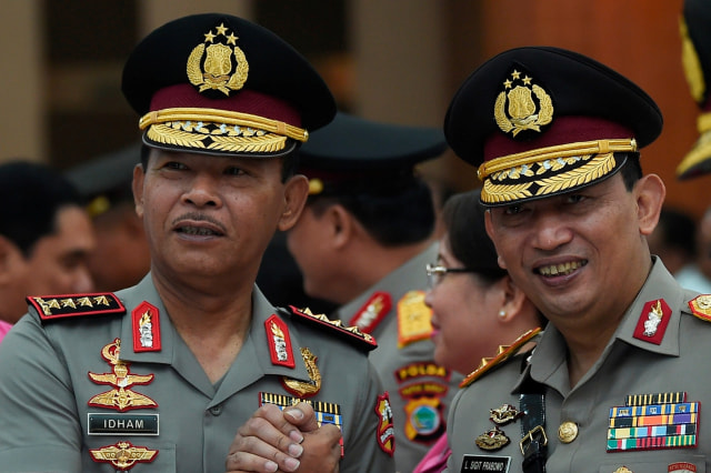 Kapolri Jenderal Pol Idham Azis (kiri) melakukan salam komando dengan Kabareskrim Polri Inspektur Jenderal Pol Listyo Sigit Prabowo (kanan). Foto: ANTARA FOTO/Nova Wahyudi