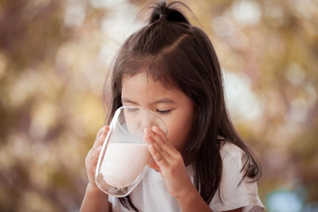 com-Ilustrasi minum susu. Foto: Shutterstock.