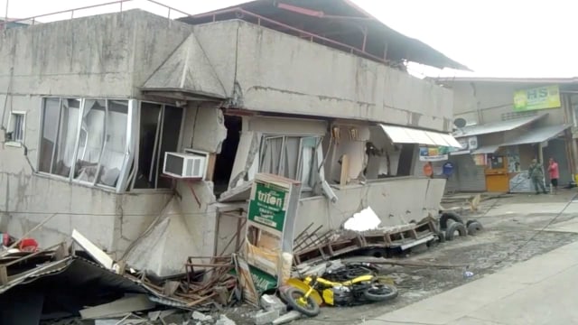 Bangunan yang rusak terlihat di pasar Padada, di Padada, Filipina 15 Desember 2019. Foto: VINCENT YAJ MAKIPUTIN via REUTERS