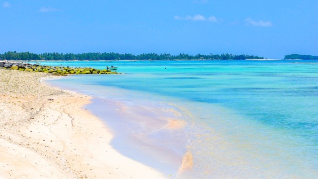 Pantai indah dengan laut jernih membiru di Tuvalu Foto: Shutter Stock