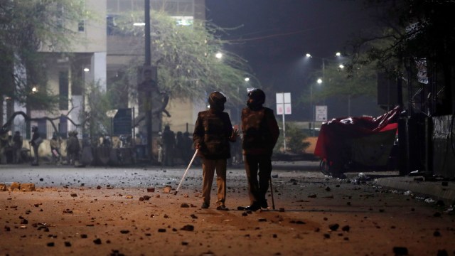 Polisi berjaga saat aksi tolak UU diskriminatif terhadap warga Muslim Asing di India berujung ricuh. Foto: REUTERS/Adnan Abidi 