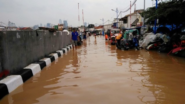 Banjir di Kampung Pulo Foto: kumparan