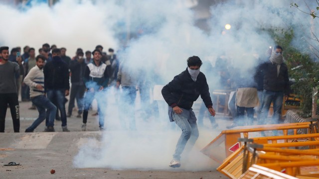 Kerusuhan saat demo menolak UU diskriminatif terhadap warga Muslim Asing di India berujung ricuh. Foto: REUTERS/Adnan Abidi