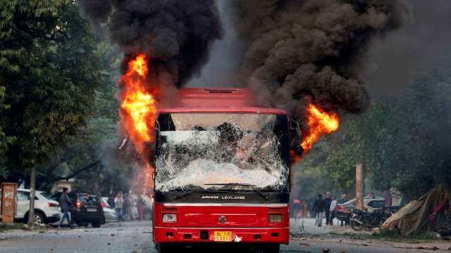 Ilustrasi bentrok di India. Foto: REUTERS/Adnan Abidi