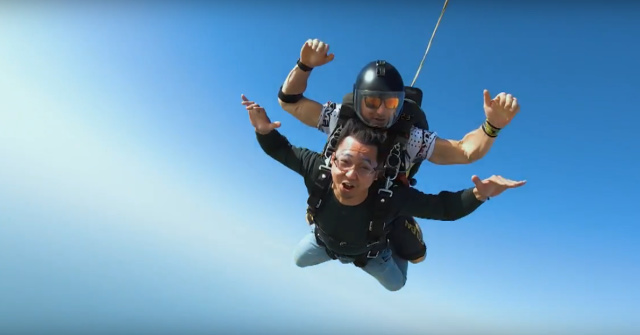 com-Edho Zell skydiving di Dubai. Foto: YouTube kumparan.