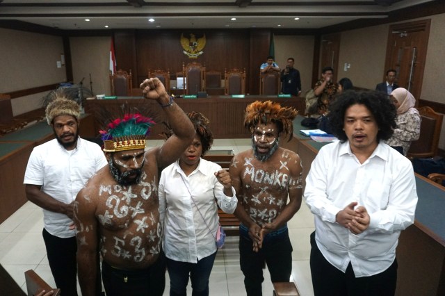 Aktivis Papua usai menjalani persidangan di Pengadilan Negeri Jakarta Pusat, Jakarta, Senin (16/12).  Foto: Nugroho Sejati/kumparan 