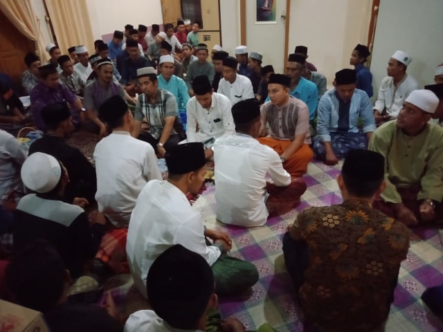 Warga melakukan Samadiah di rumah (Alm) Tgk Muslim Ibrahim. Foto: Nurdin/Humas MPU Aceh