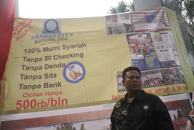 Anggota polisi menunjukkan barang bukti dari tersangka penipuan perumahan berbasis syariah saat konferensi pers di Polda Metro Jaya, Jakarta. Foto: Iqbal Firdaus/kumparan 