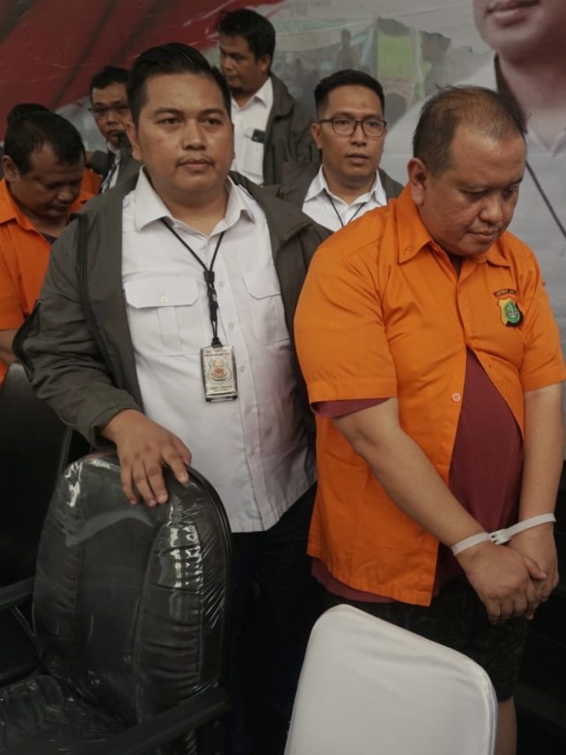 Anggota polisi menunjukkan tersangka penipuan perumahan berbasis syariah saat konferensi pers di Polda Metro Jaya, Jakarta.  Foto: Iqbal Firdaus/kumparan 