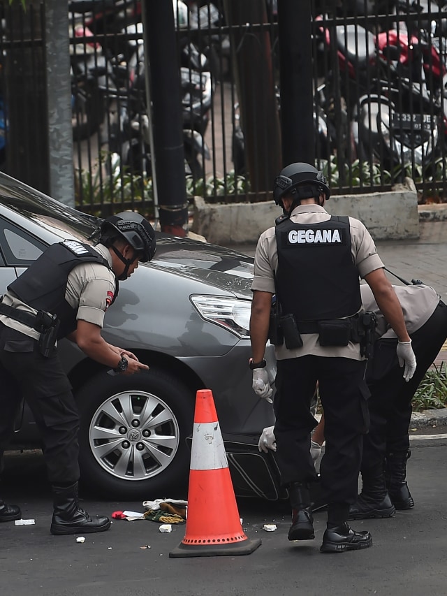 Anggota Gegana Brimob Polda Metro Jaya memeriksa benda yang dicurigai bom di Jalan Veteran, Jakarta, Senin (16/12).  Foto: ANTARA FOTO/Nova Wahyudi