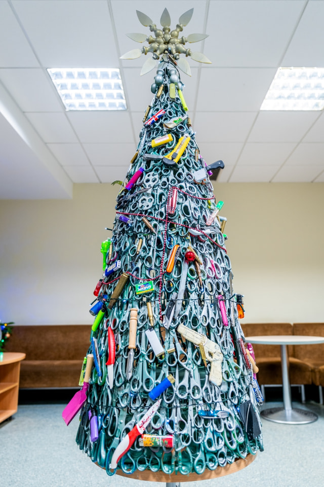 Pohon natal unik di Bandara Vilnius, Lithuania Foto: Martynas Jaugelavicius, Lithuanian Airports
