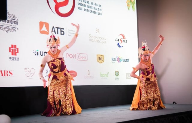 Tari Cendrawasih dari Kirana Nusantara Dance KBRI Moskow pada acara Malam Gala terkait Summing up of the Year of Russian-Asian Cooperation-2019. Foto: Dok: Kbri Moskow