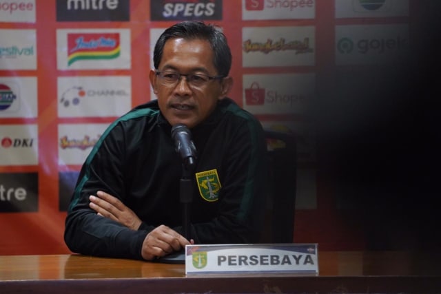 Pelatih Persebaya, Aji Santoso dalam sesi jumpa pers sebelum menghadapi Persija. Foto: Dok. Media Persija