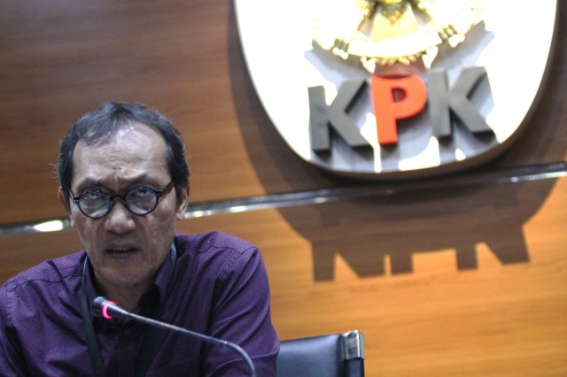 Wakil Ketua KPK, Saut Situmorang (kiri) saat menggelar konferensi pers terkait penetapan tersangka di Gedung KPK, Jakarta, Senin (16/12). Foto: Nugroho Sejati/kumparan