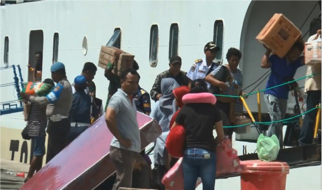 Sejumlah pemudik bersiap menaiki kapal KM Sabuk Nusantara 72 di Pelabuhan Yos Sudarso, Ambon, Senin (16/12) (Foto: ambonnesia)