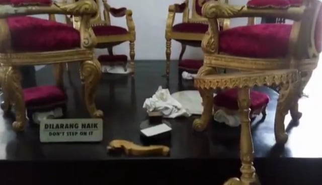 Meja peninggalan Sri Sultan HB VIII di Keraton Yogyakarta yang rusak. Foto: Twitter/GKR Hayu
