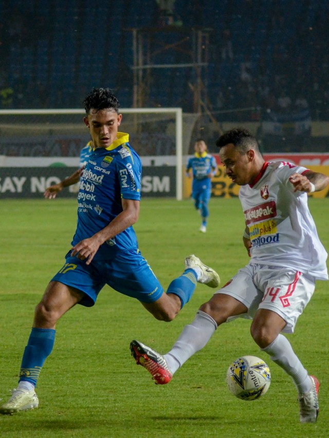 Pemain Persib Bandung Zalnando (kiri) berebut bola dengan pemain Perseru Badak Lampung pada laga lanjutan Liga 1 2019 di Stadion Si Jalak Harupat, Bandung.  Foto: ANTARA FOTO/Raisan Al Farisi