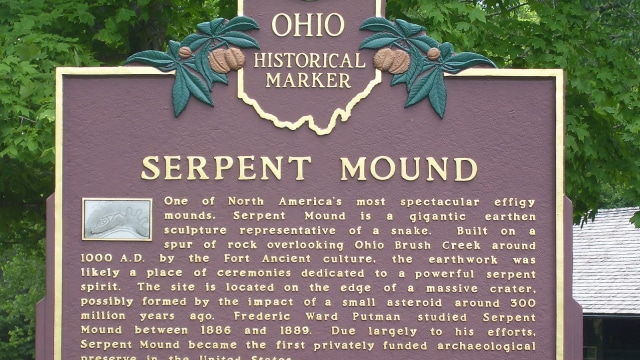 Foto: Papan penjelasan mengenai Serpent Mound