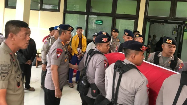 Jenazah Rizki Septiawan Pratama gugur tersambar petir saat menjalani pelatihan di puncak Gunung Ringgit, Pasuruan, Jawa Timur, Senin (16/12). Foto: Dok. Humas Polda DIY