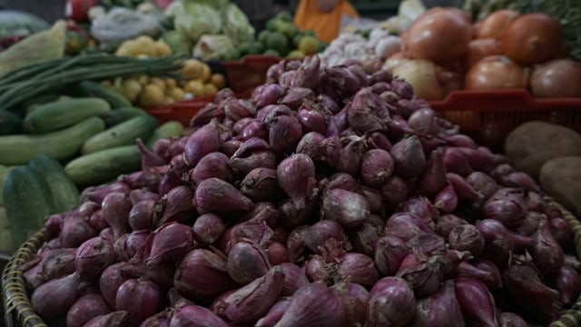 Bawang merah di penjual telur di Pasar Kebayoran, Kebayoran Lama, Jakarta Selatan, Selasa (17/12). Foto: Iqbal Firdaus/kumparan