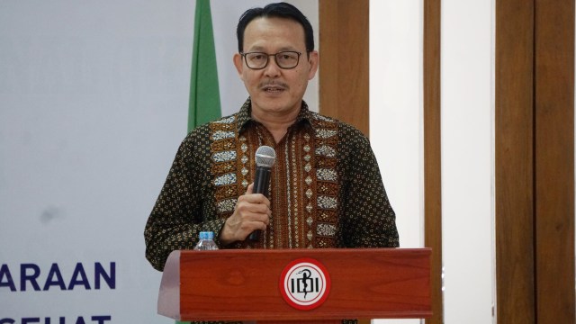 Direktur Utama BPJS Kesehatan, Fachmi Idris memberikan sambutan pada acara penandatanganan nota kesepahaman antara BPJS dan PB IDI di Kantor PB IDI, Jakarta.  Foto: Irfan Adi Saputra/kumparan