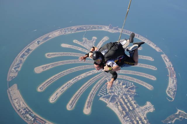 com- Ammar Zoni dan Edho Zell sky diving di The Palm Jumeirah Foto: Dok. Dubai Tourism