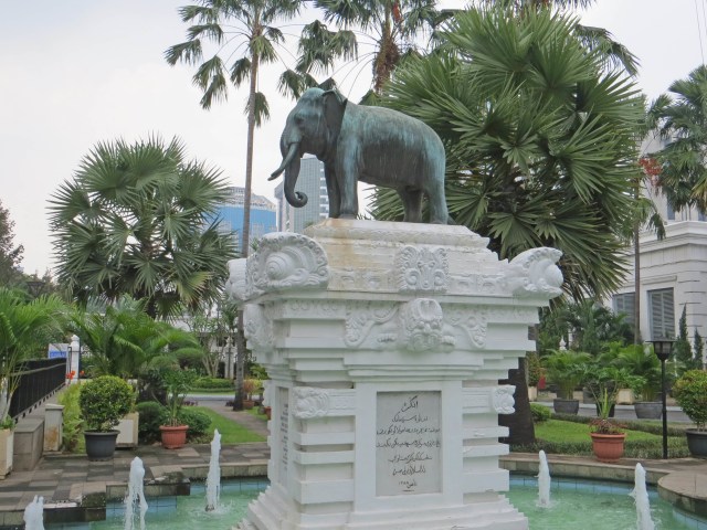 Patung Gajah berbahan perunggu pemberian atau hadiah dari Raja Chulalongkorn (Rama V) dari Thailand saat berkunjung ke museum ini tahun 1871. Foto: Shutterstock