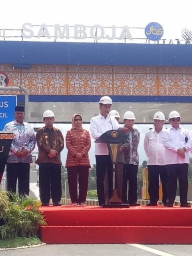 Presiden Joko Widodo bersama sejumlah menteri kabinet Indonesia Maju resmikan ruas tol Balikpapan-Samarinda seksi Samboja-Samarinda di Kalimantan Timur. Foto: Fahrian Saleh/kumparan 