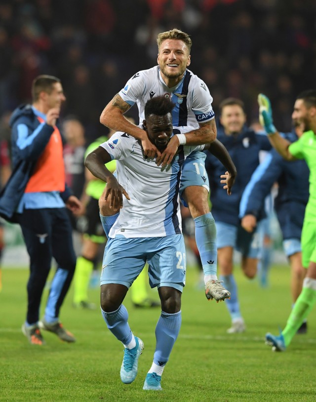 Ciro Immobile dan Felipe Caicedo meluapkan kegembiraan usai menundukkan Cagliari. Foto: Reuters/Alberto Lingria