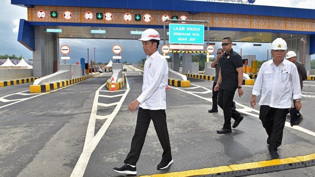 Presiden Joko Widodo meresmikan ruas tol Balikpapan-Samarinda (Balsam) seksi Samboja-Samarinda  di Kalimantan Timur, Selasa (17/12). Foto: Dok. Agus Suparto 