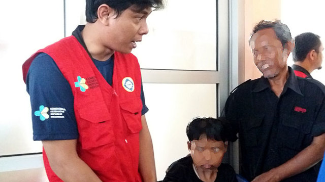 Petugas Dinkes Kabupaten Majalengka menangani salah seorang ODGJ yang perawatannya dipindahkan ke RSJ Marzkui Mahdi Bogor. (Rd Algifari Suargi)
