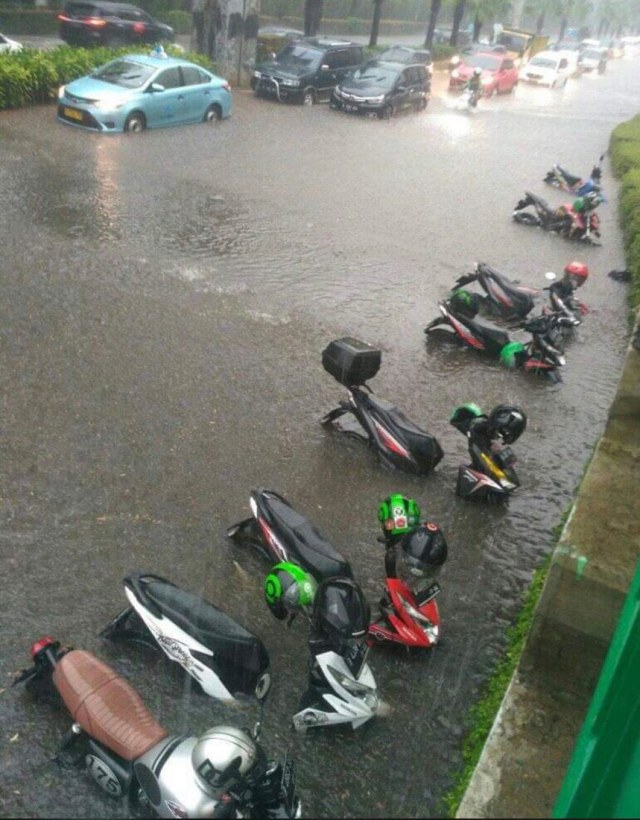 Banjir di depan Plaza Senayan, Jakarta, Selasa (17/12).  Foto: Dok Fabrissa Reynada