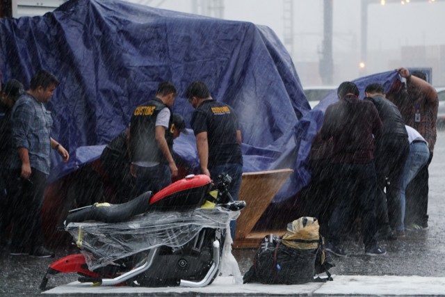 Barang bukti motor dan mobil mewah hasil sitaan Bea dan Cukai di Terminal Peti Kemas Koja Foto: Jamal Ramadhan/kumparan