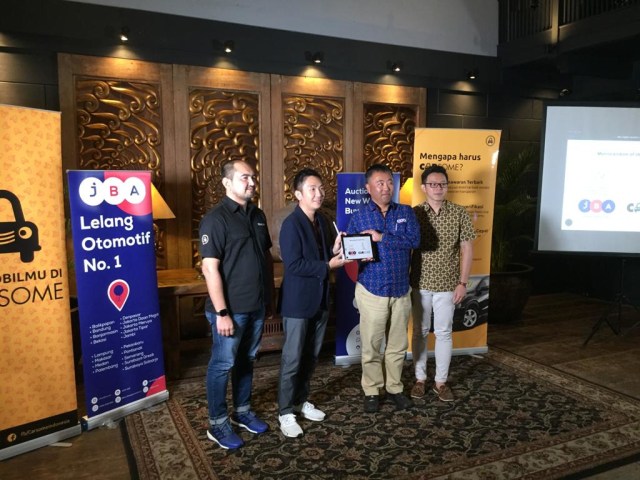 Penandatanganan MoU kerja sama ekspansi bisnis Carsome dan JBA BidWin Auction di Kembang Goela Restaurants, Sudirman, Jakarta Pusat, Selasa (17/12). Foto: Bagas Putra Riyadhana