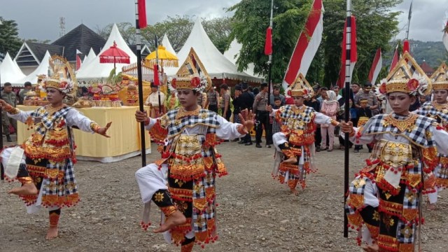 Tarian Baris Gede asal Bali ditampilkan pada prosesi ritual adat Massossor Manurung. Foto: Awal Dion/sulbarkini