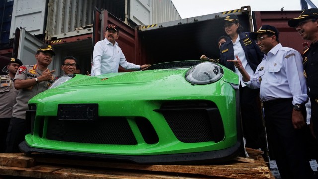 Menkeu Sri Mulyani dan Menhub Budi Karya Sumadi meninjau barang bukti penyelundupan mobil dan motor mewah di Pelabuhan Tanjung Priok, Jakarta Utara. Foto: Jamal Ramadhan/kumparan 