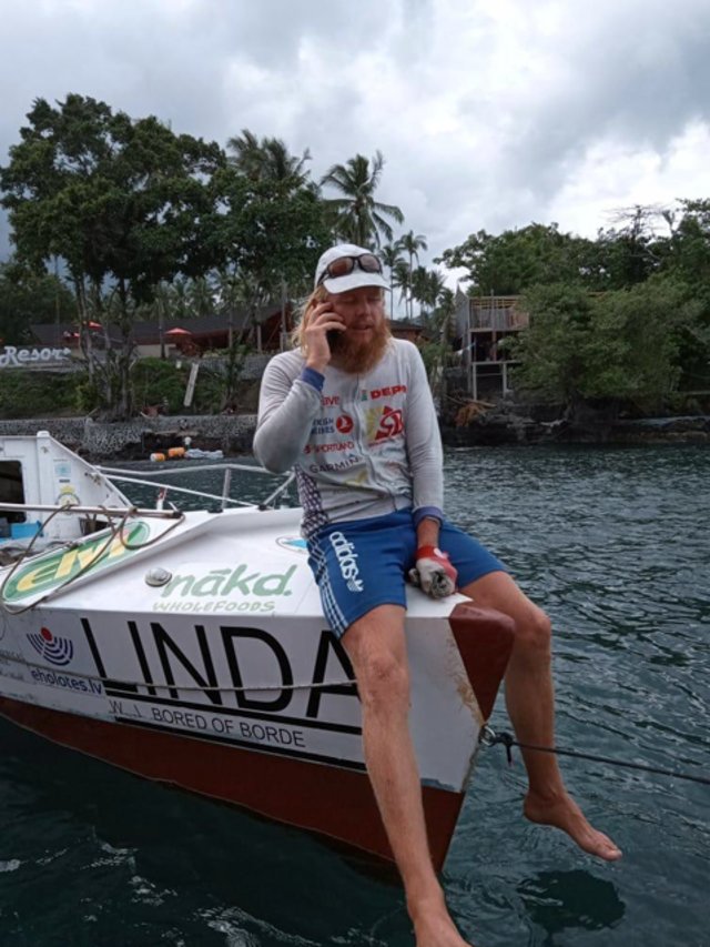 Karlis Bardelis, warga negara Latvia langsung menghubungi keluarganya saat tiba di Kota Bitung, Sulawesi Utara. Karlis hanya menggunakan perahu dayung