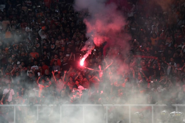 Penonton menyaksikan pertandingan Liga 1 Persija vs Persebaya di Stadion Utama Gelora Bung Karno, Jakarta. Foto: Nugroho Sejati/kumparan