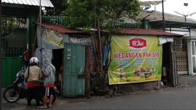 Warung angkringan milik Warsinem. (Tara Wahyu)