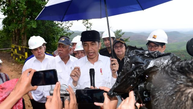 Presiden Jokowi bersama sejumlah Menteri Kabinet Indonesia Maju saat meninjau lokasi rencana ibu kota baru di Sepaku, Penajam Paser Utara, Kaltim. Foto: Dok. Biro Pers Sekretariat Presiden