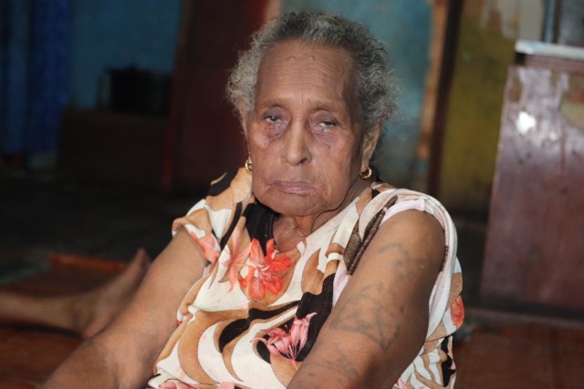 Seorang Nenek di Serui memperlihatkan tato di lengannya. (BumiPapua.com/Agies Pranoto)