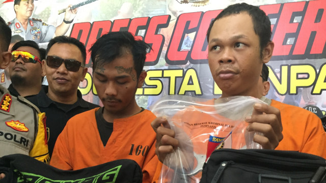 Dua pelaku begal dihadirkan beserta barang bukti saat rilis pengungkapan di Polresta Denpasar, Bali. Foto: Denita br Matondang/kumparan