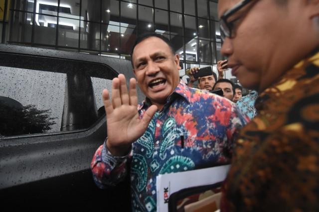 Ketua KPK terpilih periode 2019-2023 Komjen Pol Firli Bahuri menyapa wartawan usai menyambangi Gedung KPK di Jakarta, Selas (17/12). Foto:  ANTARA FOTO/Indrianto Eko Suwarso
