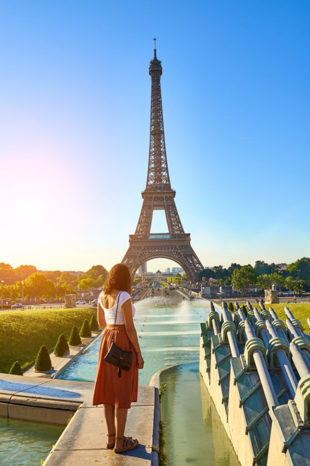 Traveler wanita menyambangi Menara Eiffel di Paris, Prancis Foto: Shutter Stock