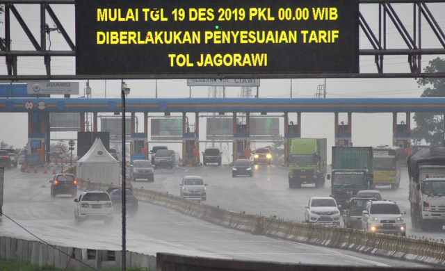 Sejumlah kendaraan memasuki gerbang Tol Ciawi, Kabupaten Bogor, Jawa Barat, Selasa (17/12). Foto: ANTARA FOTO/Arif Firmansyah